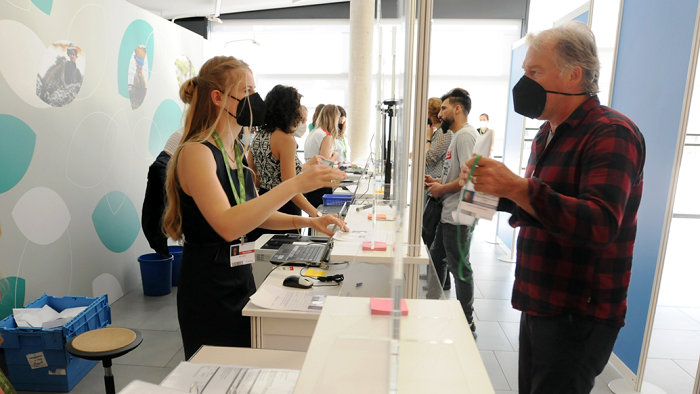 Eine Studierende des Elitestudiengangs „Global Change Ecology“ der Universität Bayreuth unterstützt das IPBES-Sekretariat bei der Registrierung während der Eröffnungsveranstaltung