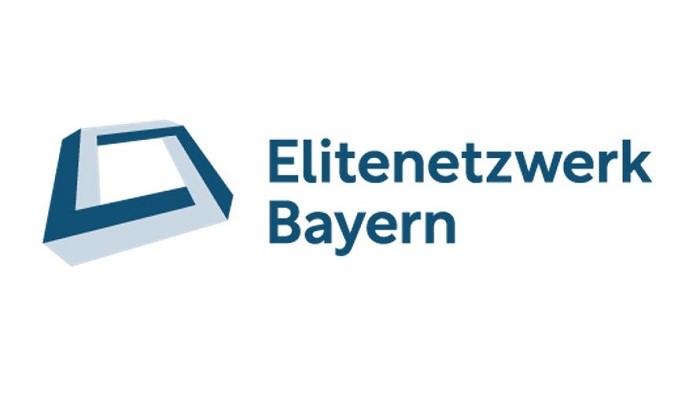 Eine perspektivisch geneigte Raute aus einer hellblauen und einer dunkelblauen Linie, neben dem Schriftzug „Elitenetzwerk Bayern“. 