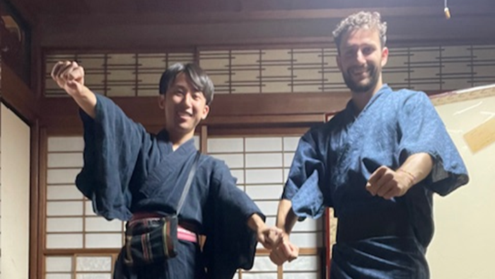 Zwei Personen mit traditioneller japanischer Bekleidung.