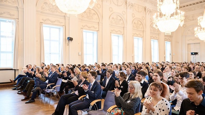 Applaudierendes Publikum im Max-Joseph-Saal der Münchner Residenz