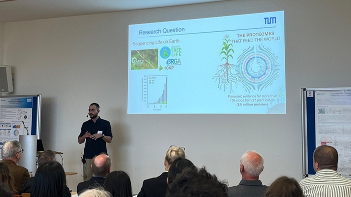 Ein junger Mann spricht zum Publikum.