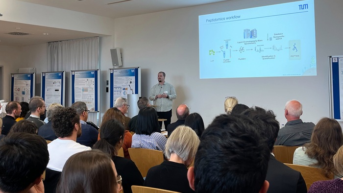 Ein junger Mann spricht zum Publikum.