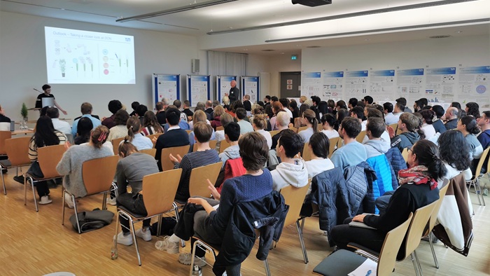 Eine junge Frau spricht zum Publikum.