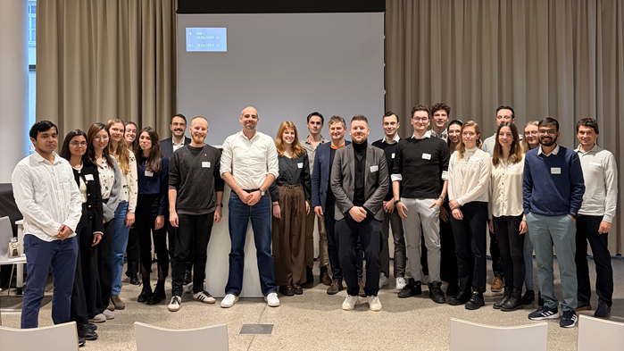 Gruppenfoto mit zwanzig RNAmed-Studierenden und den Teilnehmer der Podiumsdiskussion 