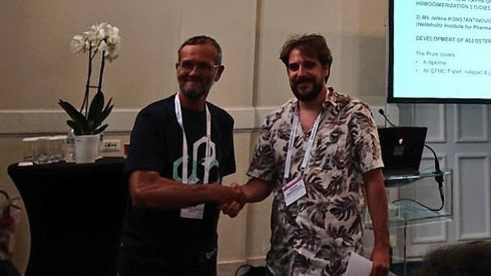 Dr. David Alker awards Antonios Drakopoulos with an Honorary Mention poster prize at the 6th EFMC-YMCS  2019. 
