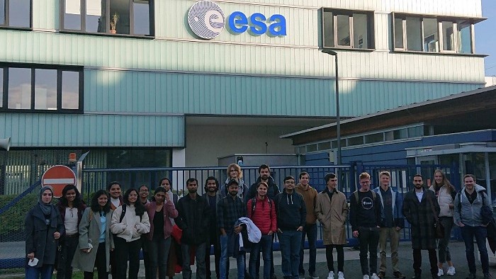 Gruppenfoto der Studierenden des Elitestudiengangs “Satellite Technology” vor dem Europäischen Raumflugkontrollzentrum in Darmstadt.