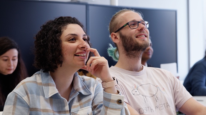 © Elitenetzwerk Bayern A young woman and a young man are attending a lecture.