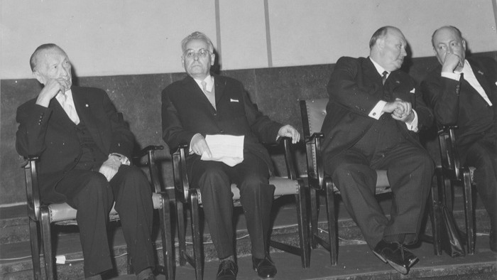 Der ehemalige Bundeskanzler sitzt neben dem Osteuropahistoriker Georg Stadtmüller in der Großen Aula der LMU im Rahmen einer Tagung der Deutschland-Stiftung, 28.02.1967.