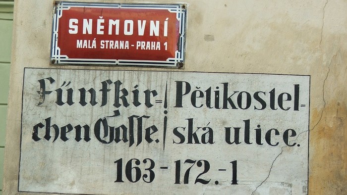 Zweisprachiges Straßenschild in Prag 