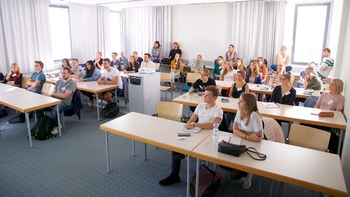 © Prof. Dr. Thomas Winkler Students and lecturers of the Master Program Integrated Immunology discussing a current research method in the seminar room.