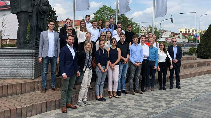 Die Studierenden des Elitestudiengangs „Honors-Wirtschaftswissenschaften“ machen ein Gruppenfoto vor einer Statue.