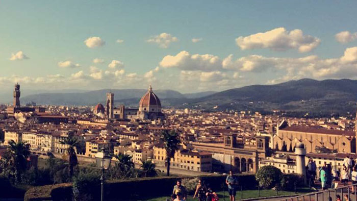 Stadtansicht einer italienisch anmutenden Stadt von einem Panorama-Standort aus.