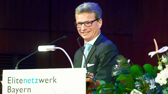 © Florian Freund Staatsminister Bernd Sibler steht an einem Rednerpult und hält eine Ansprache.