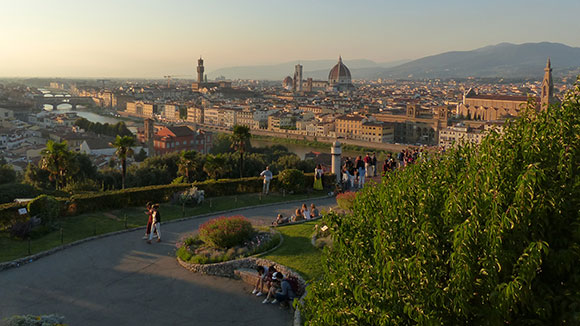 Panoramabild: Stadtansicht von einem Ausblickpunkt