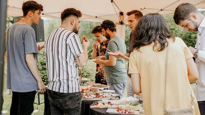 Freie kommerzielle Nutzung Entspanntes Get Together im Rahmen des Grillabends